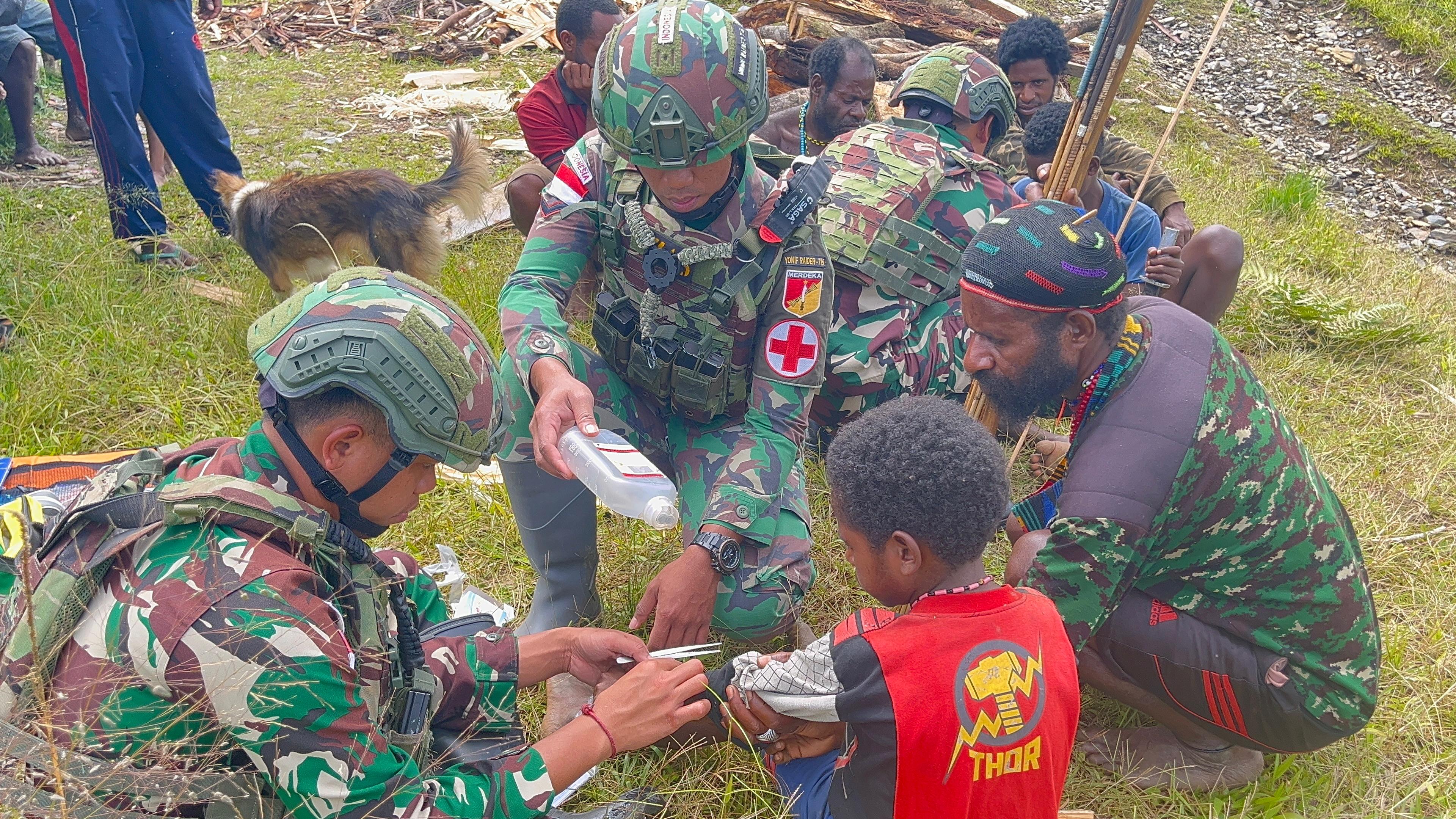 Sehat dan Ceria, Satgas Yonif 715/Mtl Melayani Masyarakat Dengan Hati