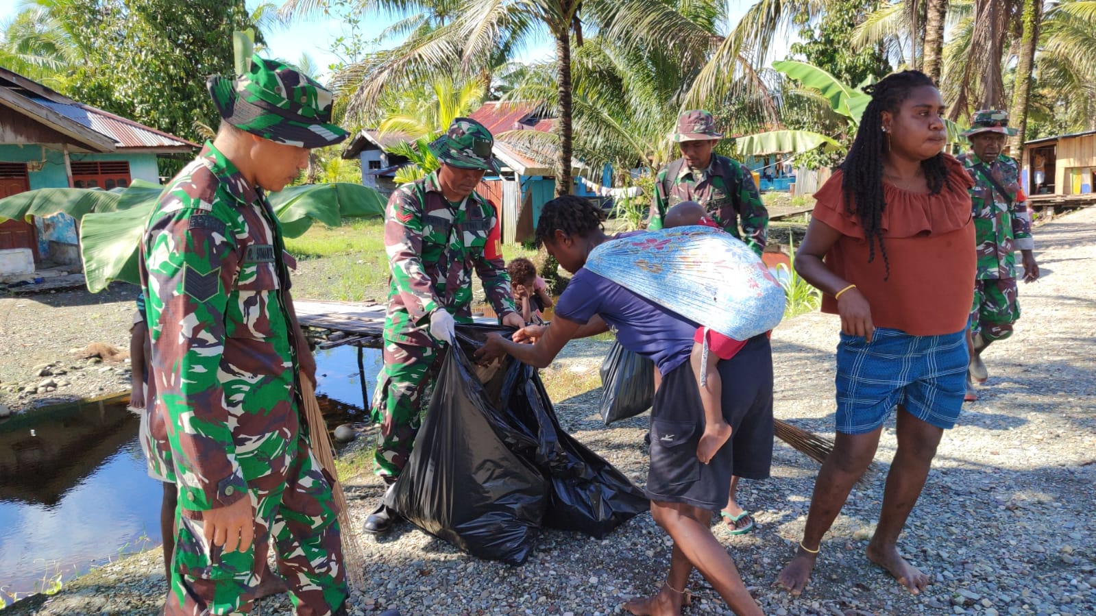 Satgas TMMD Kodim 1710/Mimika dan Warga Gelar Aksi Bersih Lingkungan