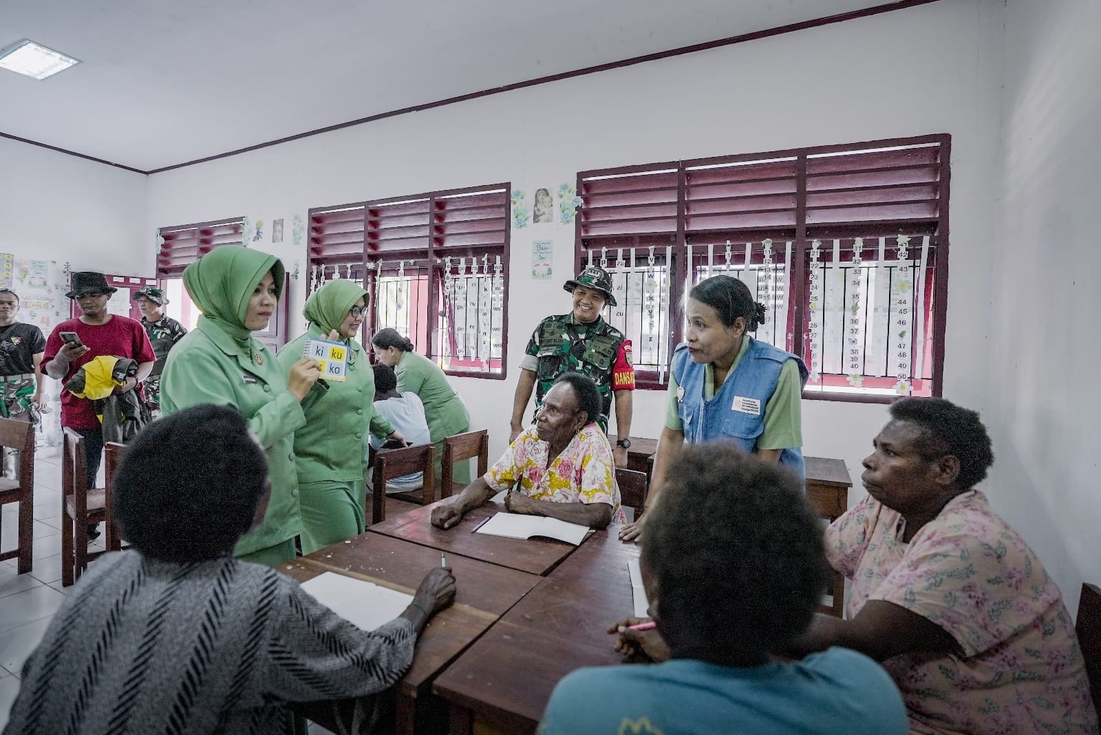 Persit KCK Cabang XXXV Galakkan Program Pemberantasan Buta Aksara di Lokasi TMMD