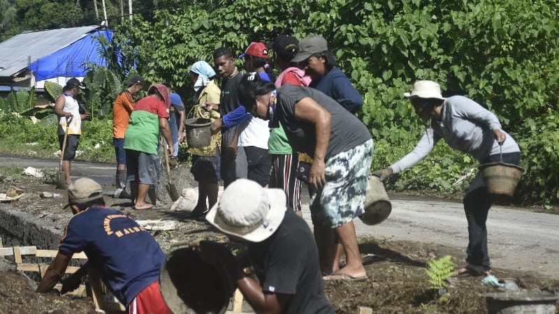 Ibu-Ibu Super di TMMD” Menginspirasi Semangat Gotong Royong