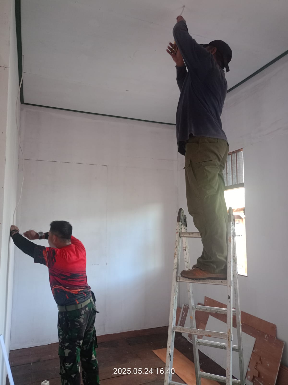 Hari Ini, Sasaran 5 Pembangunan Rumah Tipe 36 TMMD 124 Kodim 1710/Mimika Sudah Tahap Pemasangan Instalasi Listrik