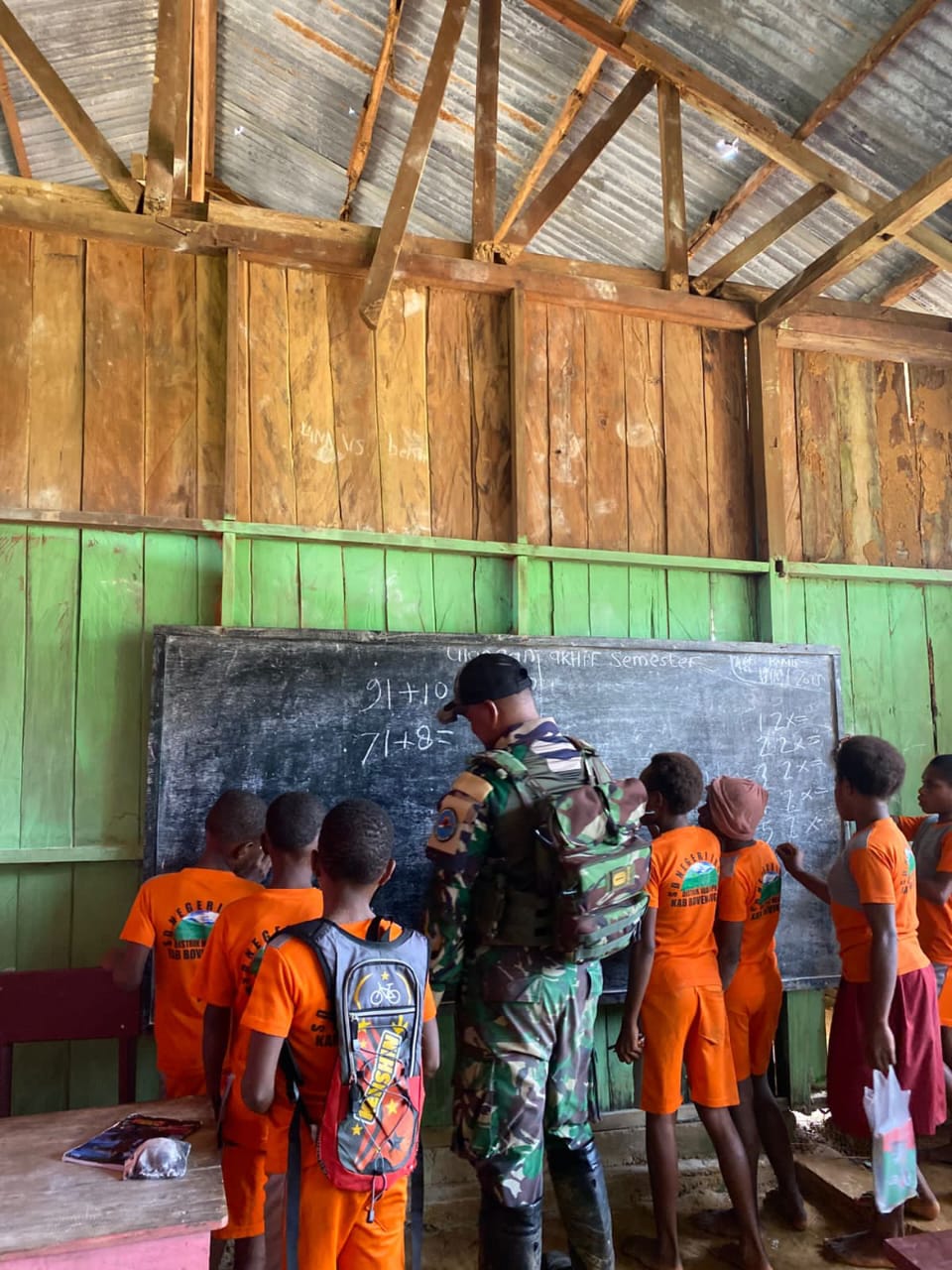 Satgas Pamtas Yonif 126/KC Pos Ican Tingkatkan Literasi dan Kedisiplinan Siswa Perbatasan Papua