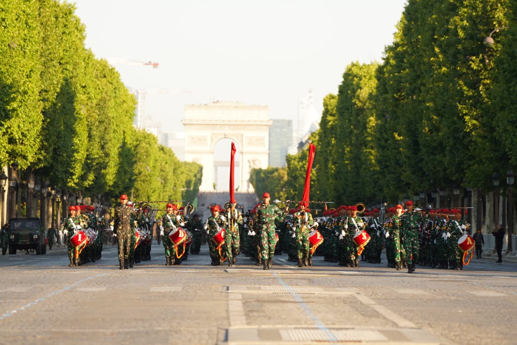Prajurit TNI dan Lokananta Berlatih di Boulevard Bersejarah Paris