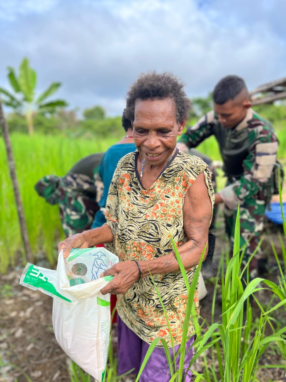 Lanjutkan Program Hanpangan Merah Putih, Satgas Yonif 126/KC Rawat Padi Gogo demi Swasembada