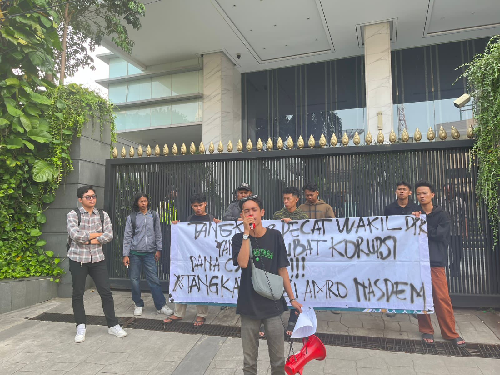 Mahasiswa Desak KPK Jemput Paksa Fauzi Amro dan Usut Aliran Dana CSR BI–OJK