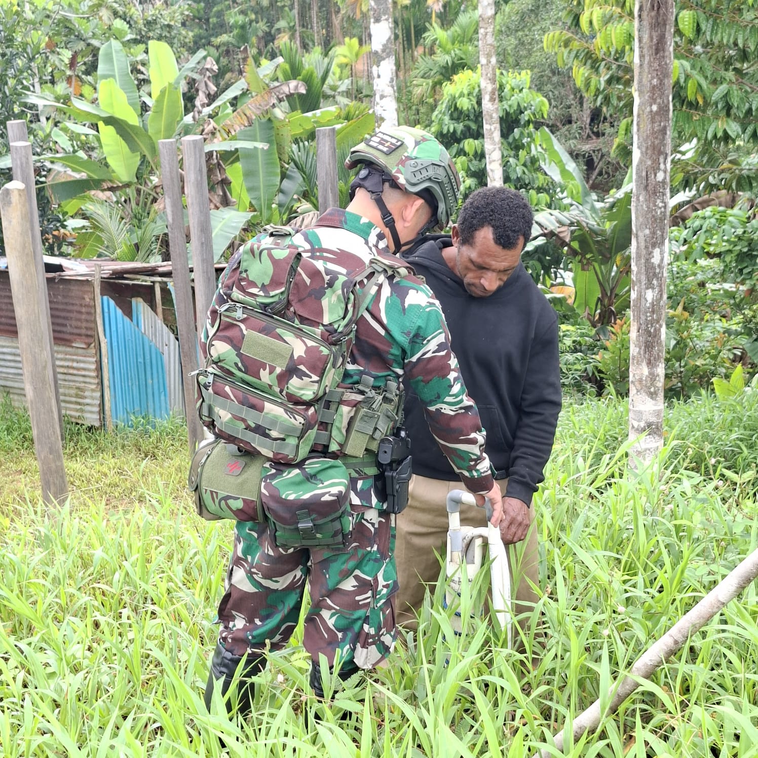 Dukung Program Manunggal Air, Satgas Yonif 126/KC Pastikan Air Bersih untuk Warga Kombut