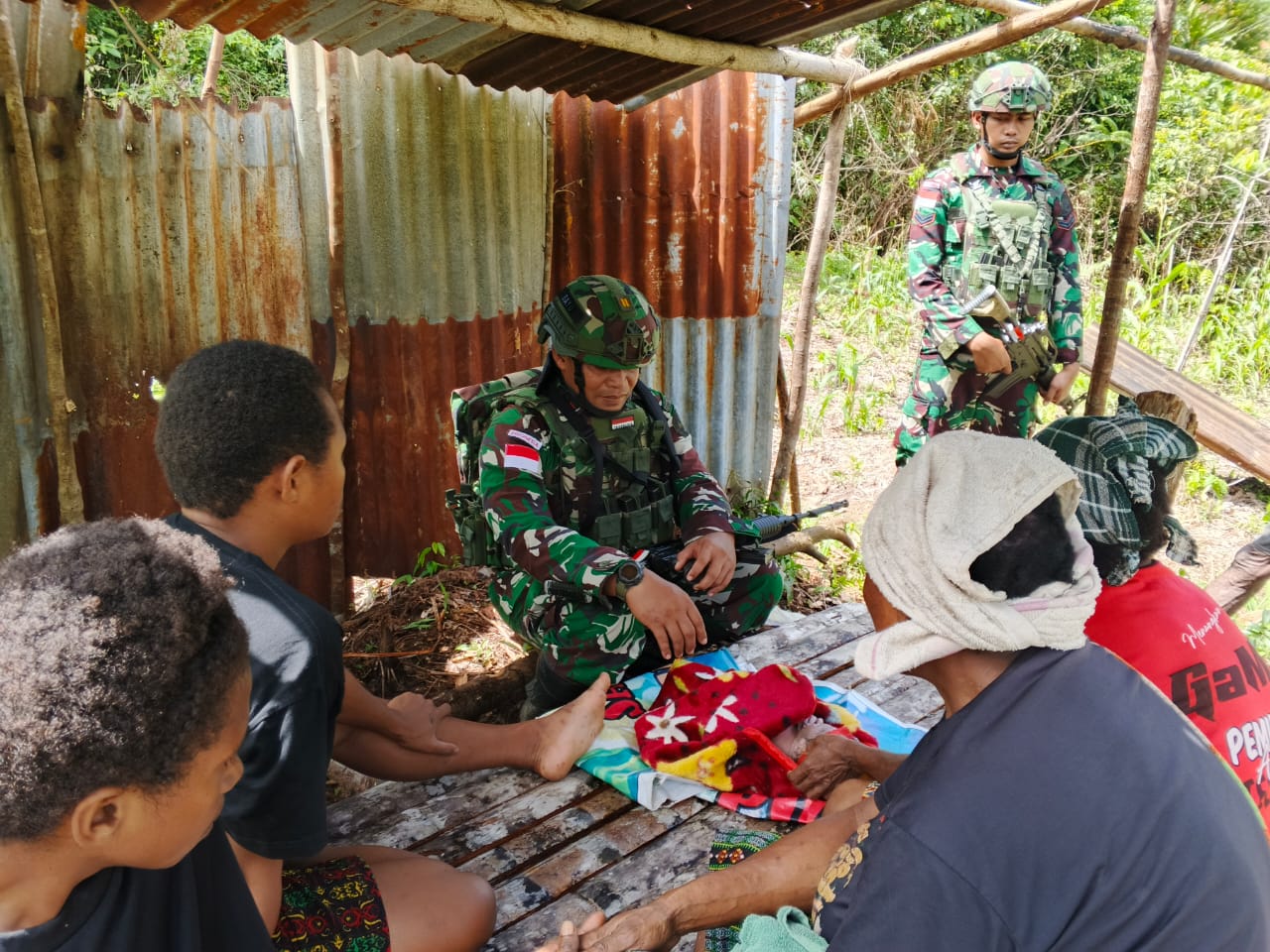 Satgas Yonif 126/KC Pos Umap Salurkan Bantuan untuk Bayi Baru Lahir di Perbatasan Boven Digoel
