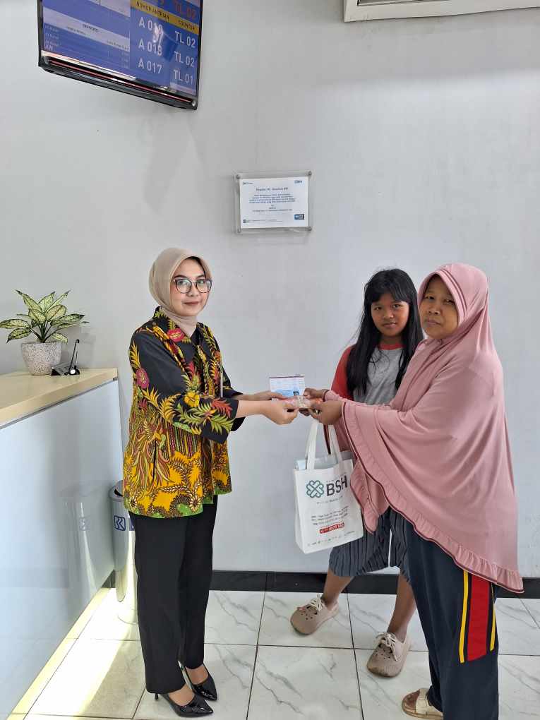 BRI Unit Pekapuran Cimanggis Salurkan Dana Program Indonesia Pintar ke Siswa Penerima Bantuan
