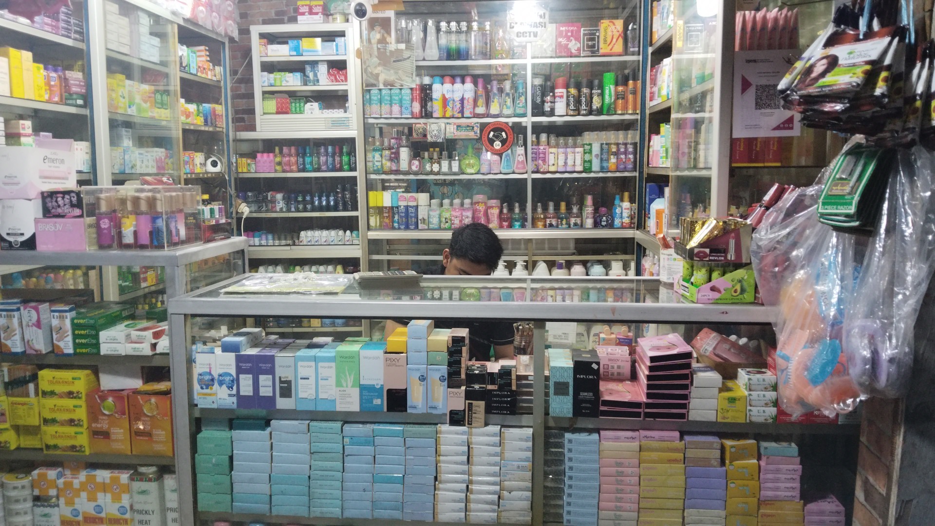 Toko Kosmetik di Lampu Merah Pesing Diduga Edarkan Pil Koplo, Dekat Polres Jakarta Barat