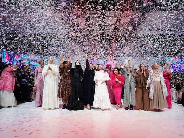 Runway Modinity Fashion Parade 2025 Hadirkan Deretan Aktris hingga Supermodel Runway Modinity Fashion Parade 2025 Hadirkan Deretan Aktris hingga Supermodel