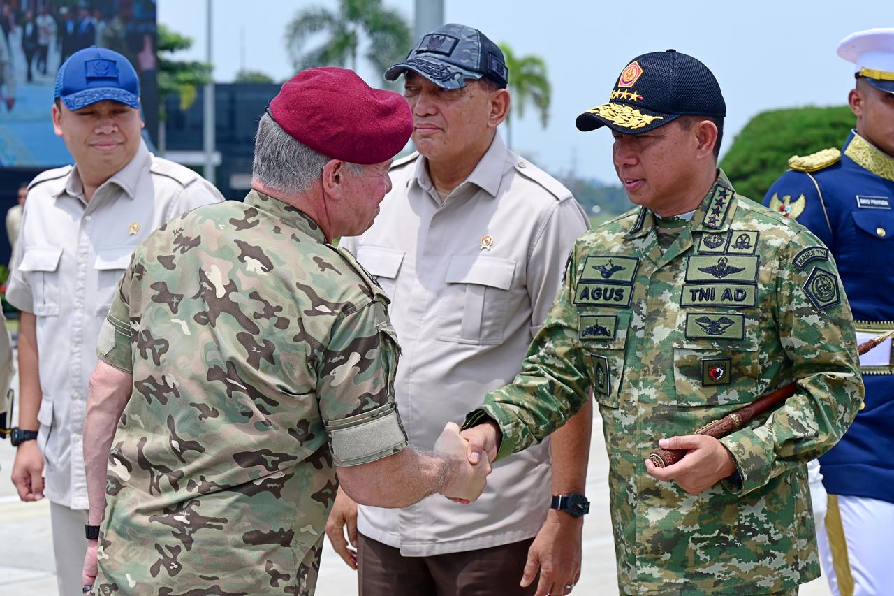 Panglima TNI Dampingi Presiden RI dan Raja Yordania Saksikan Demonstrasi Joint Drone Exercise Panglima TNI Dampingi Presiden RI dan Raja Yordania Saksikan Demonstrasi Joint Drone Exercise