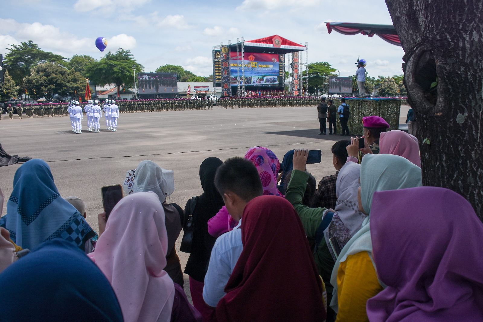 MASYARAKAT DAN MARINIR MENYATU DI PANGGUNG HIBURAN HUT KE-80*