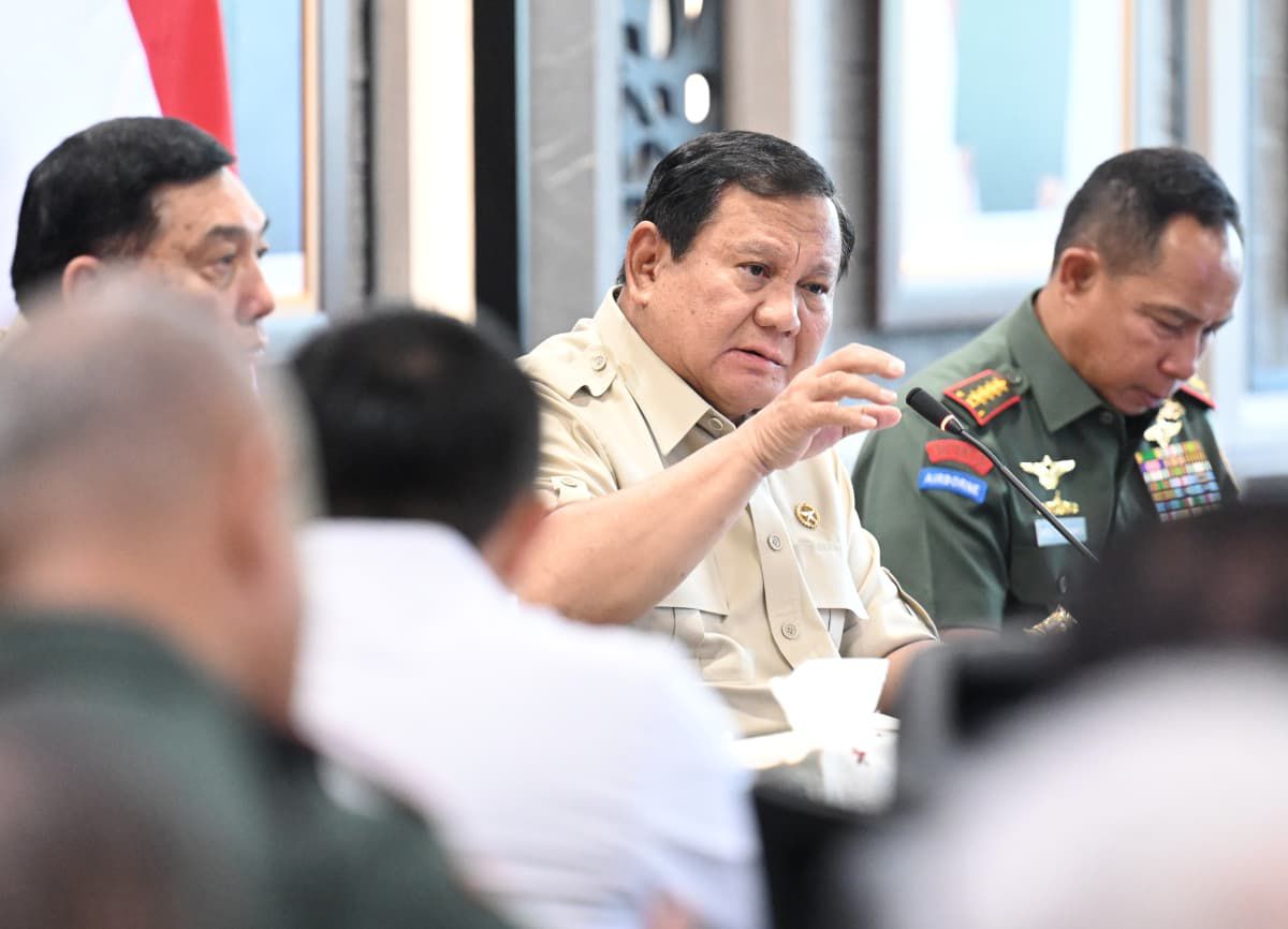Presiden RI, Menhan RI dan Panglima TNI Rapat Evaluasi Percepatan Pembangunan KDKMP Presiden RI, Menhan RI dan Panglima TNI Rapat Evaluasi Percepatan Pembangunan KDKMP