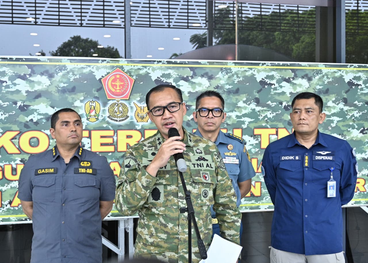 Ratusan Ton Bantuan Terbang ke Sumatera, TNI Percepat Operasi Kemanusiaan Ratusan Ton Bantuan Terbang ke Sumatera, TNI Percepat Operasi Kemanusiaan
