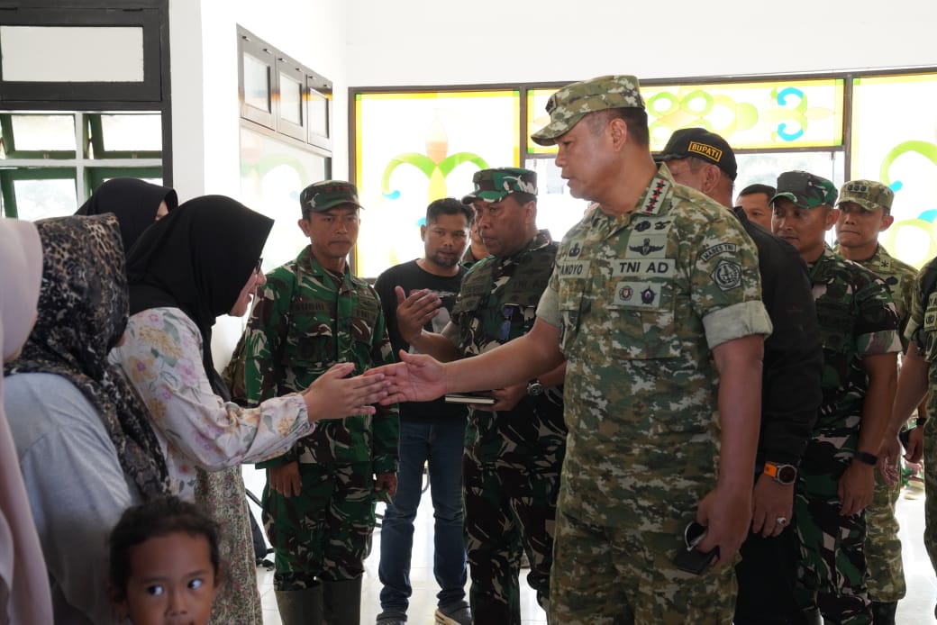 Wapang TNI Tinjau Langsung Daerah Terdampak Banjir Aceh, Tegaskan Komitmen Penanganan Cepat Wapang TNI Tinjau Langsung Daerah Terdampak Banjir Aceh, Tegaskan Komitmen Penanganan Cepat