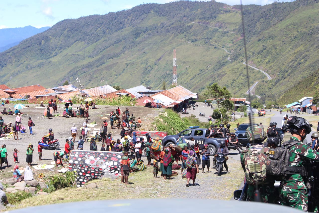 TNI-Polri Patroli Gabungan, Guna Wujudkan Kab. Puncak Jaya Aman, Tentram dan Damai Dalam Perayaan Natal TNI-Polri Patroli Gabungan, Guna Wujudkan Kab. Puncak Jaya Aman, Tentram dan Damai Dalam Perayaan Natal