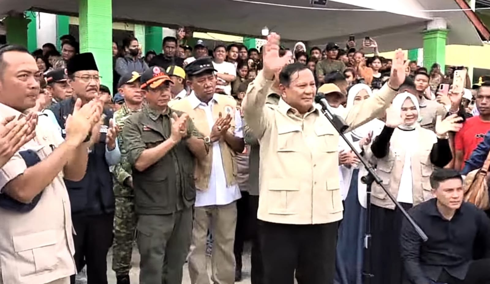 Panglima TNI Dampingi Presiden Prabowo Subianto Tinjau Lokasi Pengungsian Langkat Panglima TNI Dampingi Presiden Prabowo Subianto Tinjau Lokasi Pengungsian Langkat