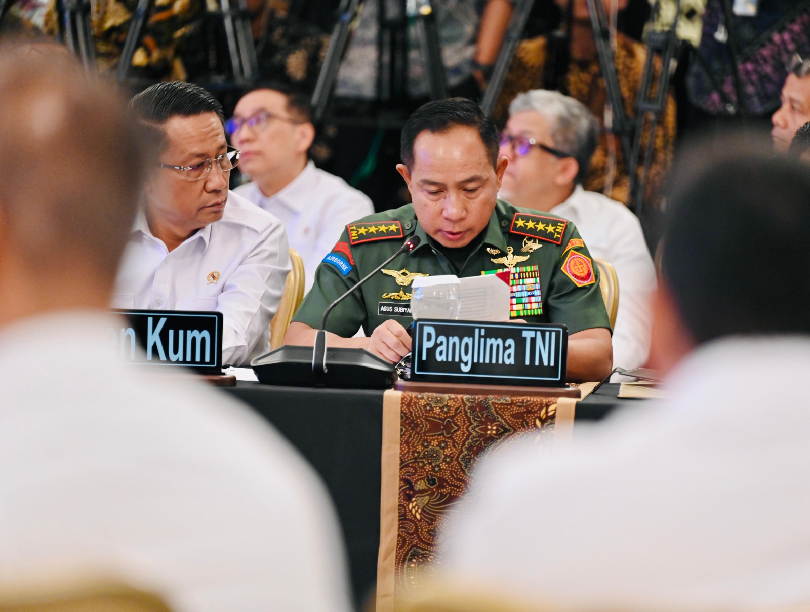 Panglima TNI Hadiri Sidang Kabinet Paripurna Bahas Penanganan Bencana dan Isu Strategis Panglima TNI Hadiri Sidang Kabinet Paripurna Bahas Penanganan Bencana dan Isu Strategis