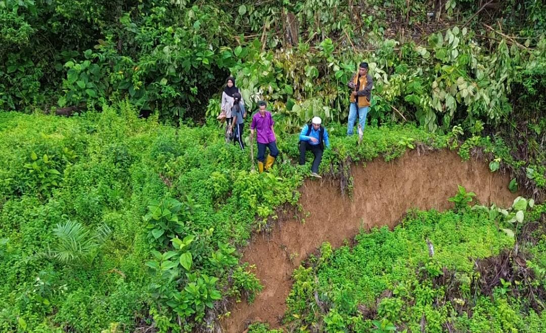 Retakan Bukit Rantau Pauh Pasaman Barat Melebar, 116 Rumah dan Jalan Provinsi Terancam Longsor Retakan Bukit Rantau Pauh Pasaman Barat Melebar, 116 Rumah dan Jalan Provinsi Terancam Longsor
