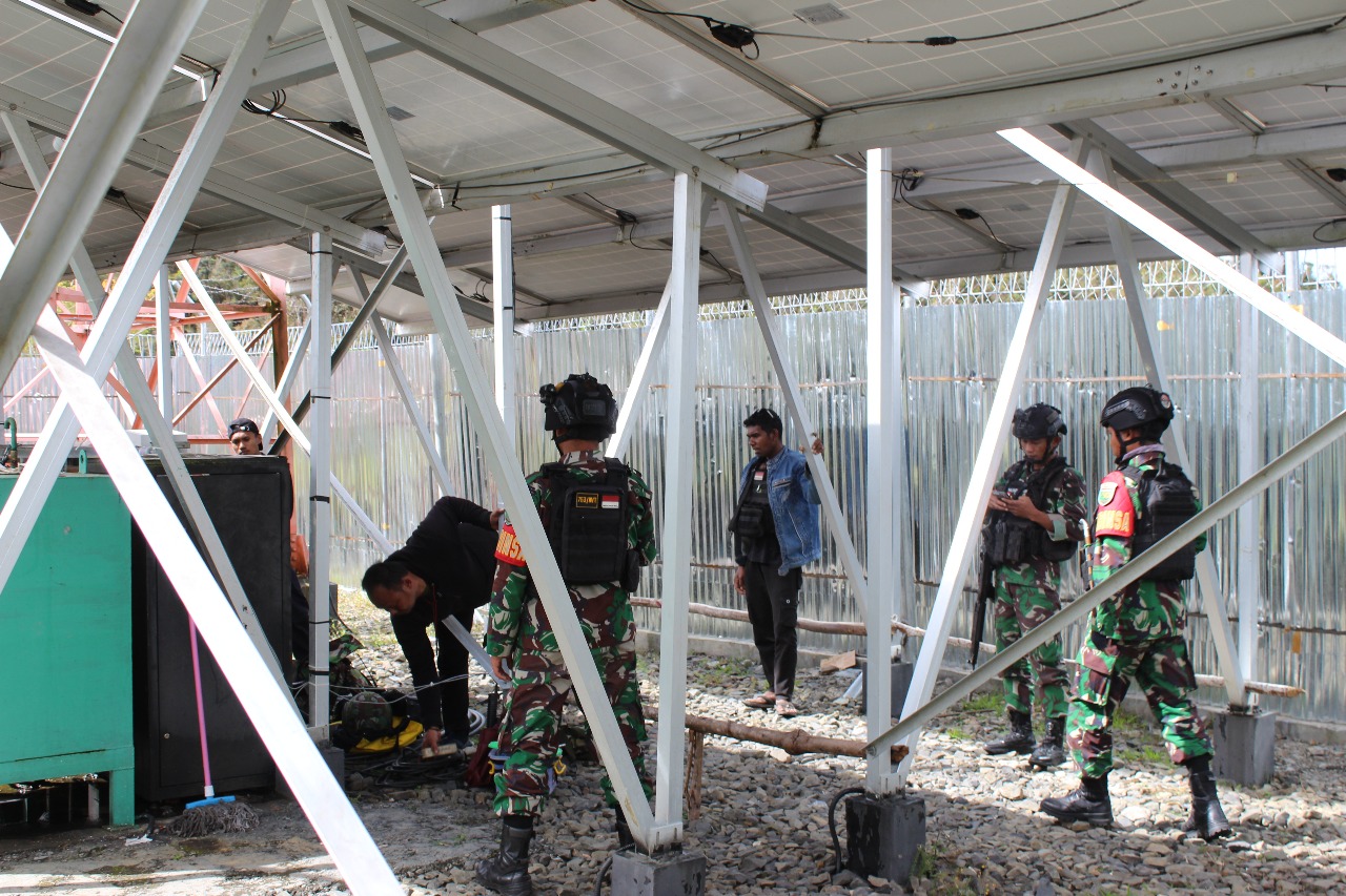 Kodim 1714/PJ Terlibat Upaya Peningkatan Komunikasi di Wilayah Melalui Pemasangan Tower Repeater Kodim 1714/PJ Terlibat Upaya Peningkatan Komunikasi di Wilayah Melalui Pemasangan Tower Repeater