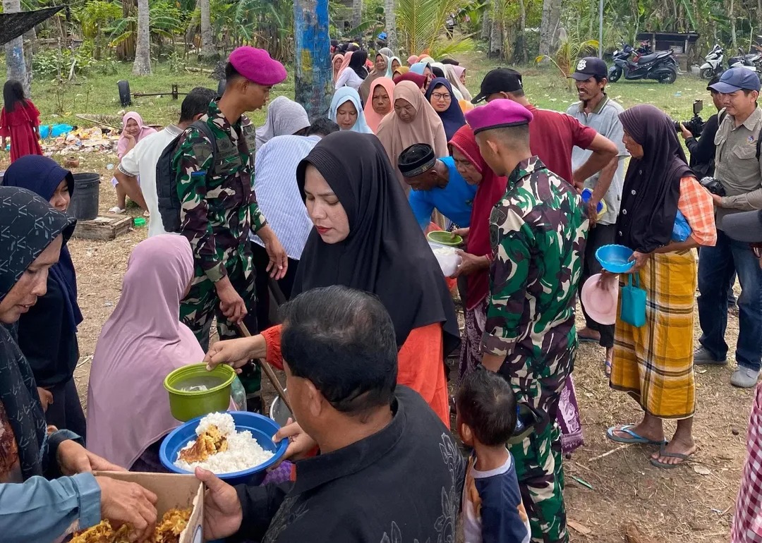 Pen Pasmar 1. Sigap Tanggap Bencana, Prajurit Yonranratfib 1 Marinir Tergabung Satgas PRCPB Salurkan Bantuan di Sumatera Barat Pen Pasmar 1. Sigap Tanggap Bencana, Prajurit Yonranratfib 1 Marinir Tergabung Satgas PRCPB Salurkan Bantuan di Sumatera Barat
