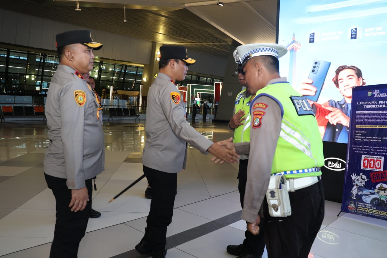 Kapolda Metro Jaya Asep Edi Suheri Meninjau Langsung Kesiapan Pengamanan dan Pelayanan Arus Penumpang di Bandara Soekarno-Hatta Jelang Libur Natal 2025 dan Tahun Baru 2026 Kapolda Metro Jaya Asep Edi Suheri Meninjau Langsung Kesiapan Pengamanan dan Pelayanan Arus Penumpang di Bandara Soekarno-Hatta Jelang Libur Natal 2025 dan Tahun Baru 2026