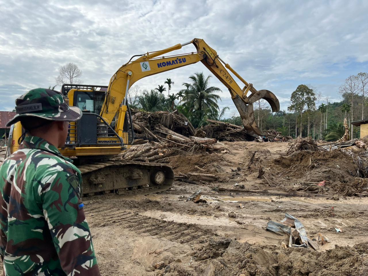 MARINIR SEBAR PASUKAN DI BERBAGAI TITIK TERDAMPAK, PULIHKAN TAPANULI SELATAN* “Sekali Melangkah Pantang Menyerah, Marinir Hadir untuk Rakyat dalam Setiap Kesulitan” MARINIR SEBAR PASUKAN DI BERBAGAI TITIK TERDAMPAK, PULIHKAN TAPANULI SELATAN* “Sekali Melangkah Pantang Menyerah, Marinir Hadir untuk Rakyat dalam Setiap Kesulitan”