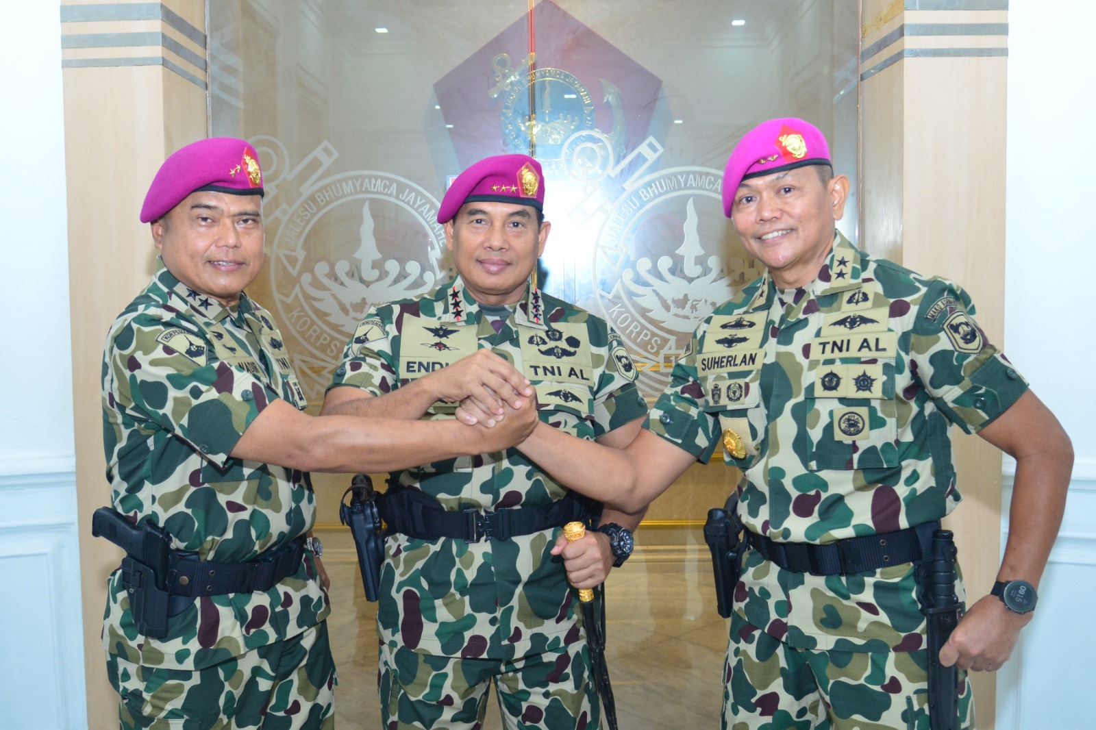 PANGKORMAR PIMPIN SERAH TERIMA JABATAN KEPALA STAF KORPS MARINIR* “Pergantian jabatan adalah pengabdian berkelanjutan demi kejayaan Korps dan bangsa.”