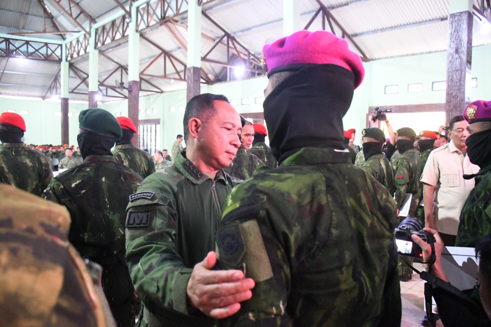 Panglima TNI Bersama Menhan RI Anugerahkan KPLB kepada Prajurit Berprestasi di Timika