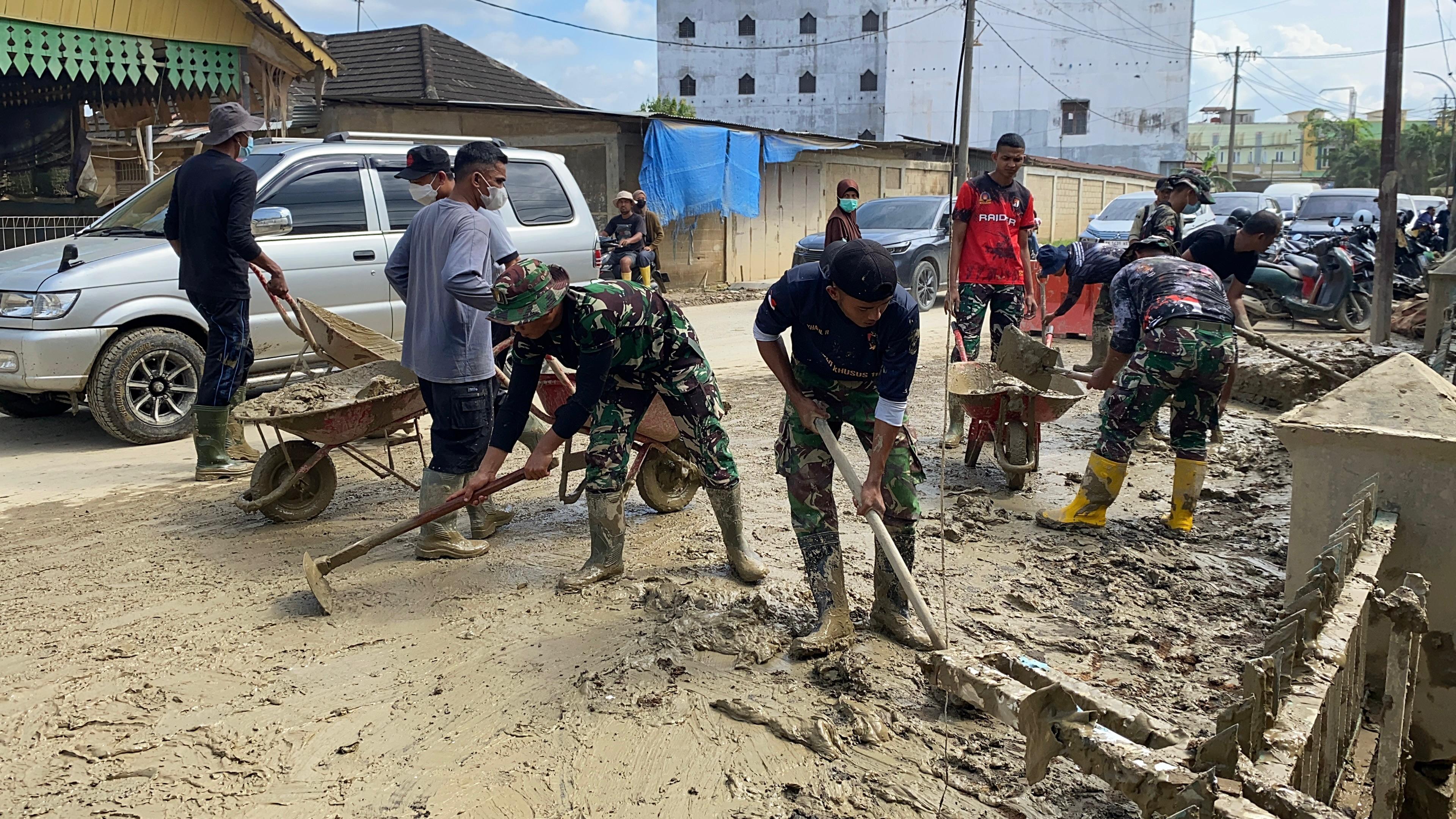 WUJUD NYATA PERAN TNI AL DITENGAH RAKYAT, PRAJURIT YONMARHANLAN I BERSIHKAN SEKOLAH DI ACEH TAMIANG