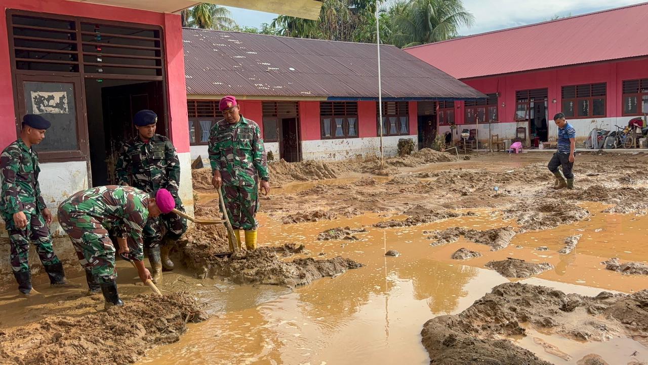 BAHU MEMBAHU PULIHKAN SEKOLAH, PRAJURIT TNI AL BERSIHKAN LUMPUR DI TUKKA TAPANULI TENGAH