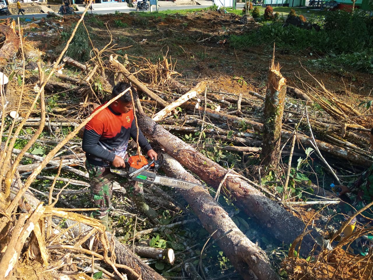 MARINIR TNI AL PERSIAPKAN LAHAN HUNIAN SEMENTARA UNTUK MASYARAKAT TERDAMPAK BANJIR SUMATRA