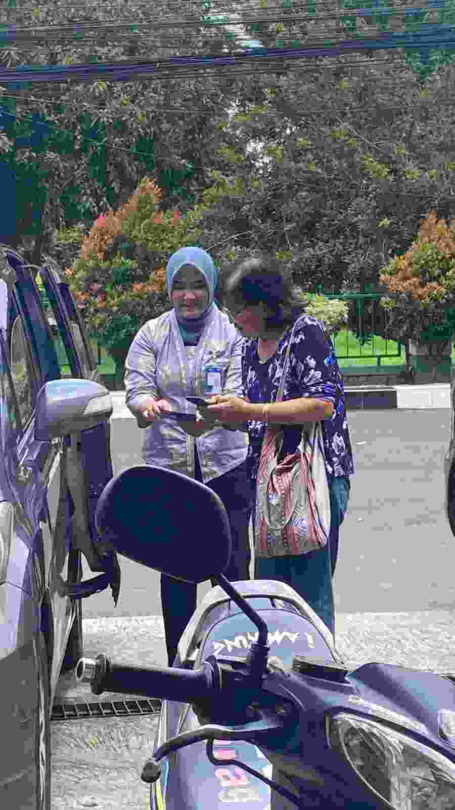 Bank Hadir Lebih Dekat, Teller BRI KC Cimanggis Layani Pensiunan di Area Luar Gedung Bank Hadir Lebih Dekat, Teller BRI KC Cimanggis Layani Pensiunan di Area Luar Gedung