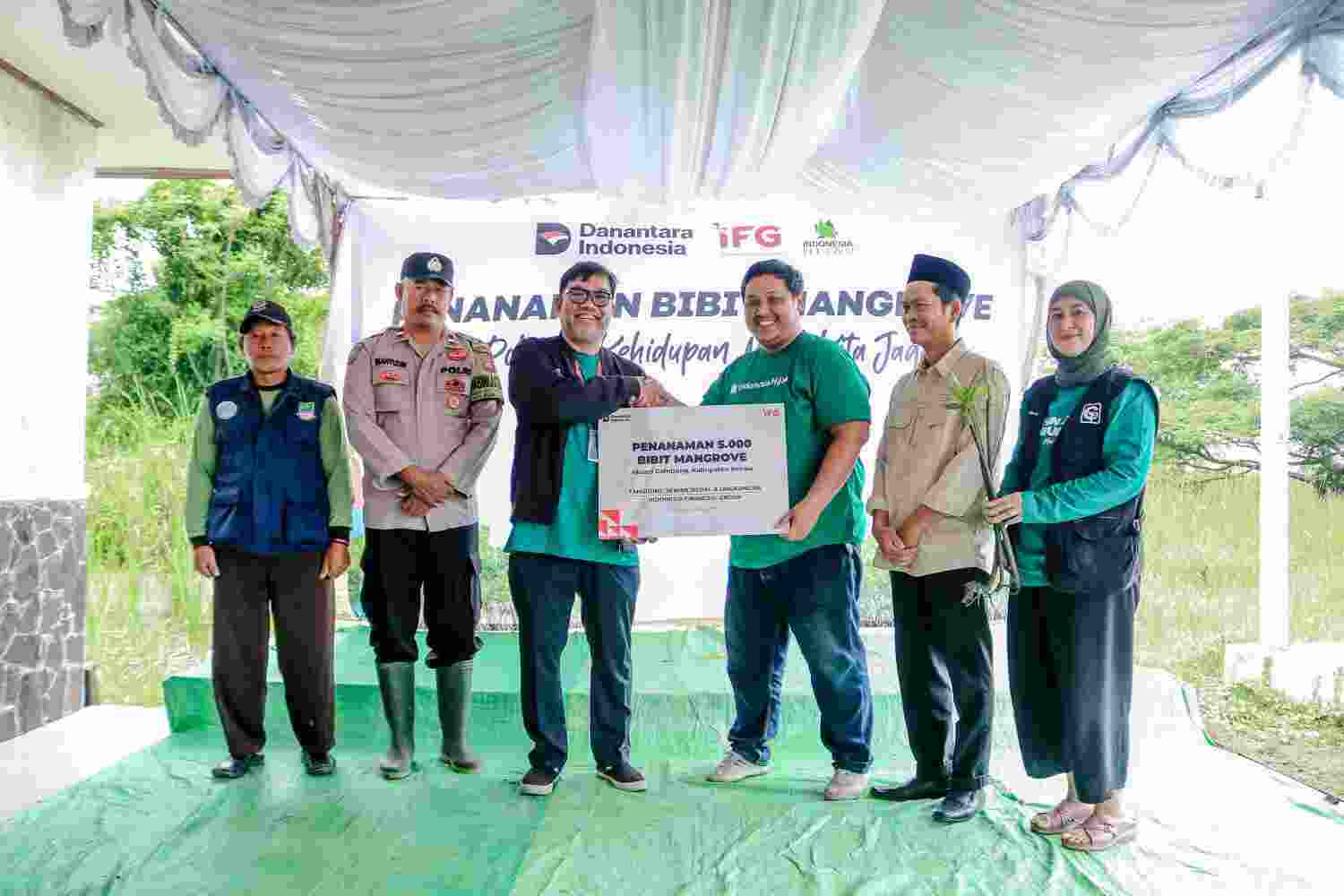 Mencegah Abrasi, Indonesia Financial Group Bersama Indonesia Hijau Tanam 5.000 Bibit Mangrove Mencegah Abrasi, Indonesia Financial Group Bersama Indonesia Hijau Tanam 5.000 Bibit Mangrove