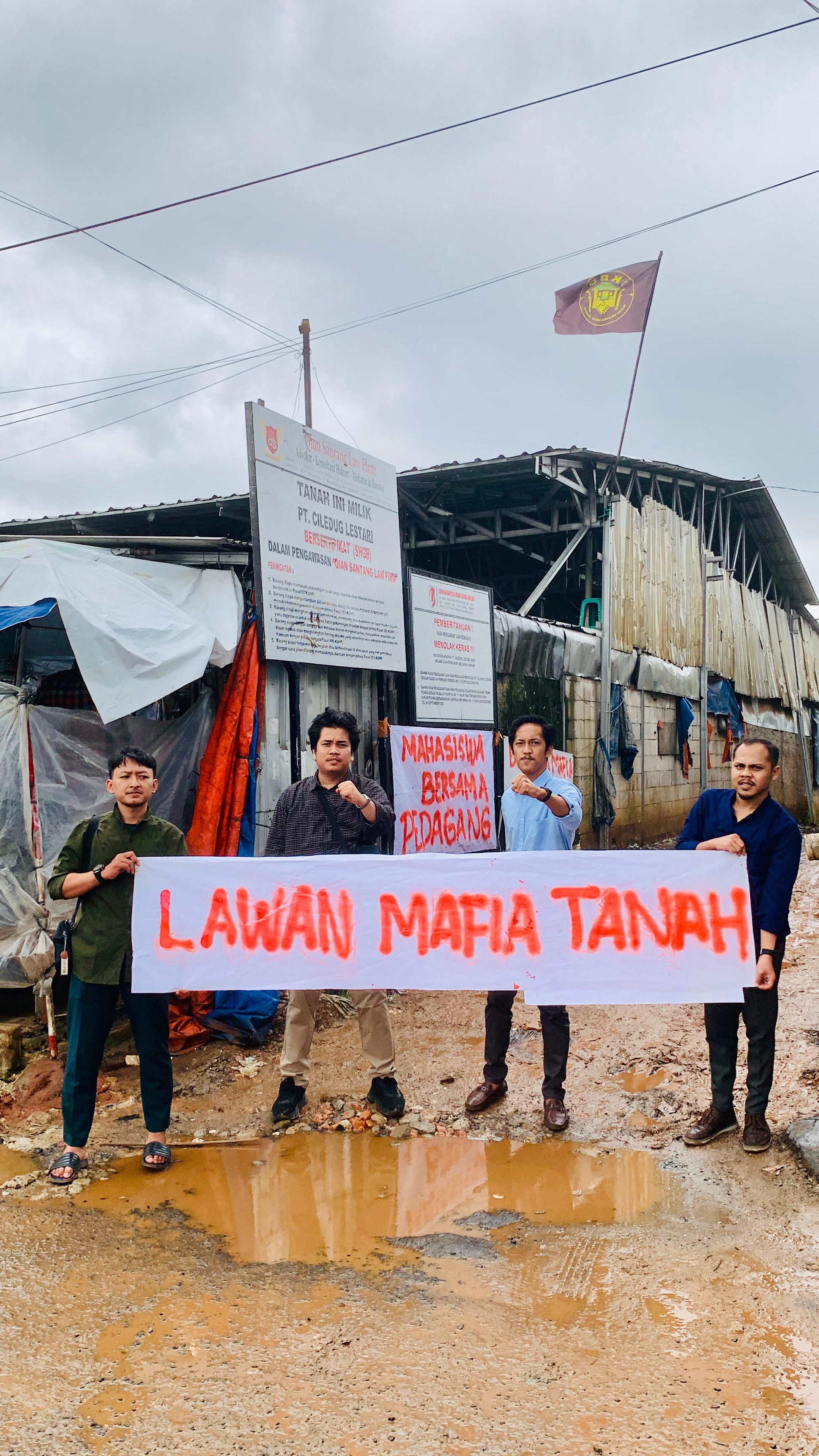 Mahasiswa Bersama Pedagang Pasar Lembang Ciledug, Lawan Mafia Tanah. Mahasiswa Bersama Pedagang Pasar Lembang Ciledug, Lawan Mafia Tanah.