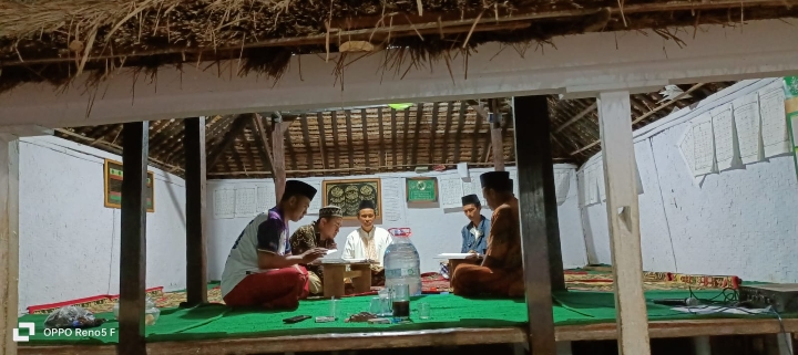Keraton Parupuh Aryo Menak Senoyo Madura Lanjutkan Laku Spiritual Tadarus Al-Qur’an 40 Hari Usai Ritual Nyello’ Aing 7 Sumur Keraton Parupuh Aryo Menak Senoyo Madura Lanjutkan Laku Spiritual Tadarus Al-Qur’an 40 Hari Usai Ritual Nyello’ Aing 7 Sumur