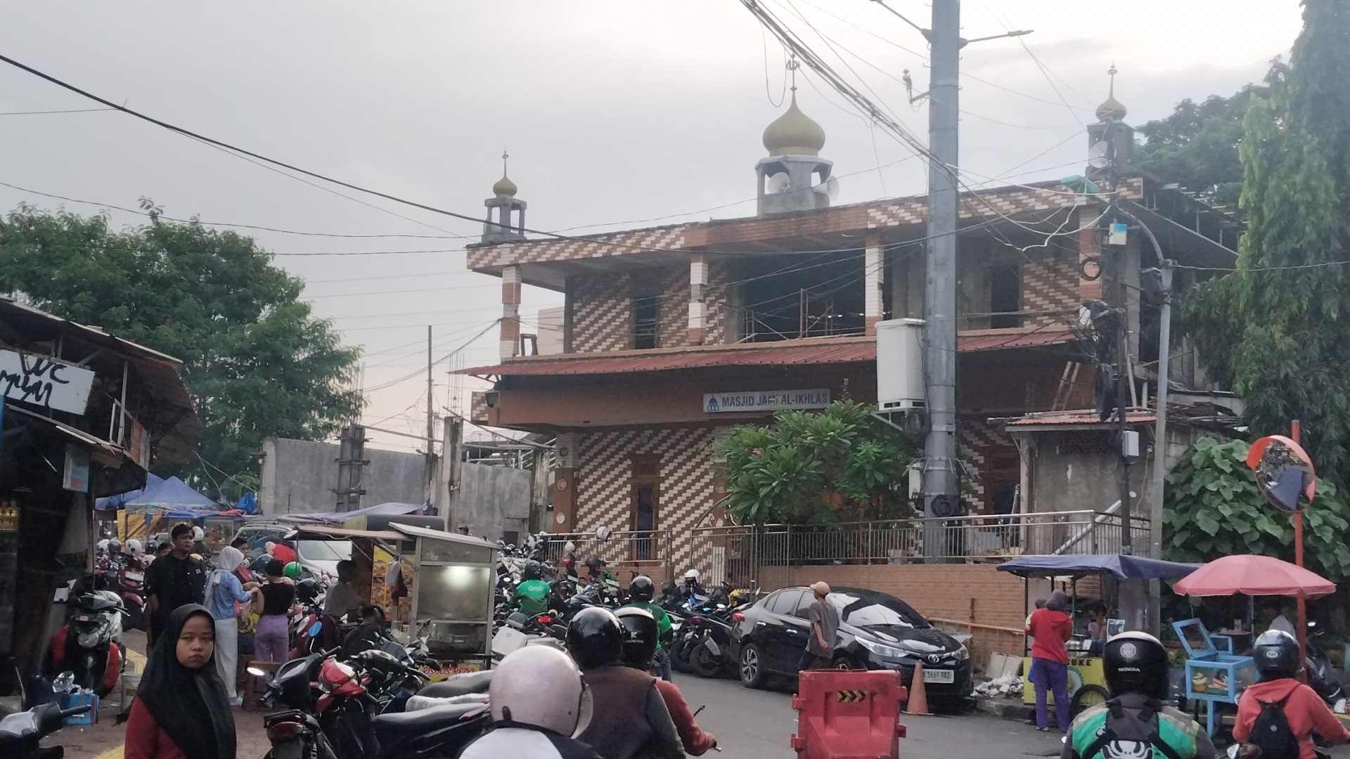 Gambar Bukti Masih Terpampang, Dugaan Parkir Liar Oknum RW 05 Kelurahan Jembatan Besi Tambora Jakarta Barat