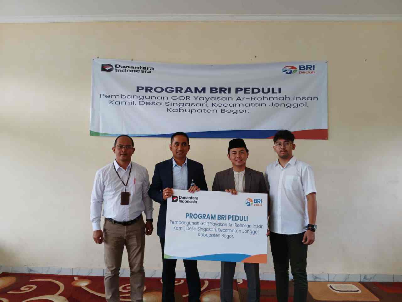Melalui BRI Peduli, BRI KC Cibubur Serahkan pembangunan GOR di Jonggol