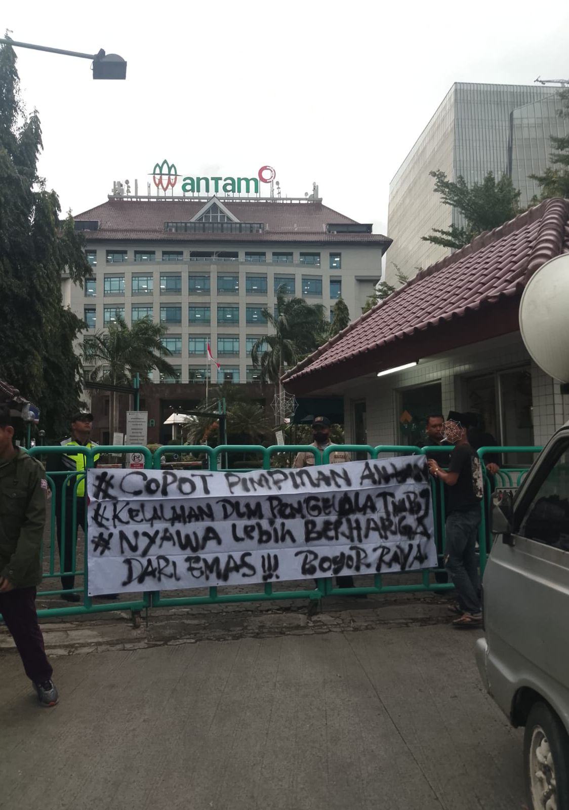 Tambang Negara Renggut Nyawa Rakyat: Gerakan Solidaritas Mahasiswa Bogor Raya Kepung PT ANTAM, Peringatkan Aksi Gelombang Lebih Besar