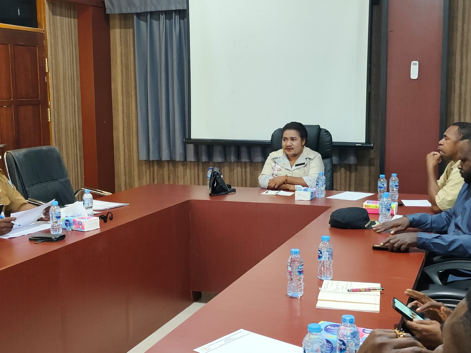 Wakil Ketua I DPRD Kabupaten Maybart Kecam Aksi Brutal ASN (Tim Sukses yang Blokir Kantor Dinas hingga Kantor Bupati di Maybrat Wakil Ketua I DPRD Kabupaten Maybart Kecam Aksi Brutal ASN (Tim Sukses yang Blokir Kantor Dinas hingga Kantor Bupati di Maybrat