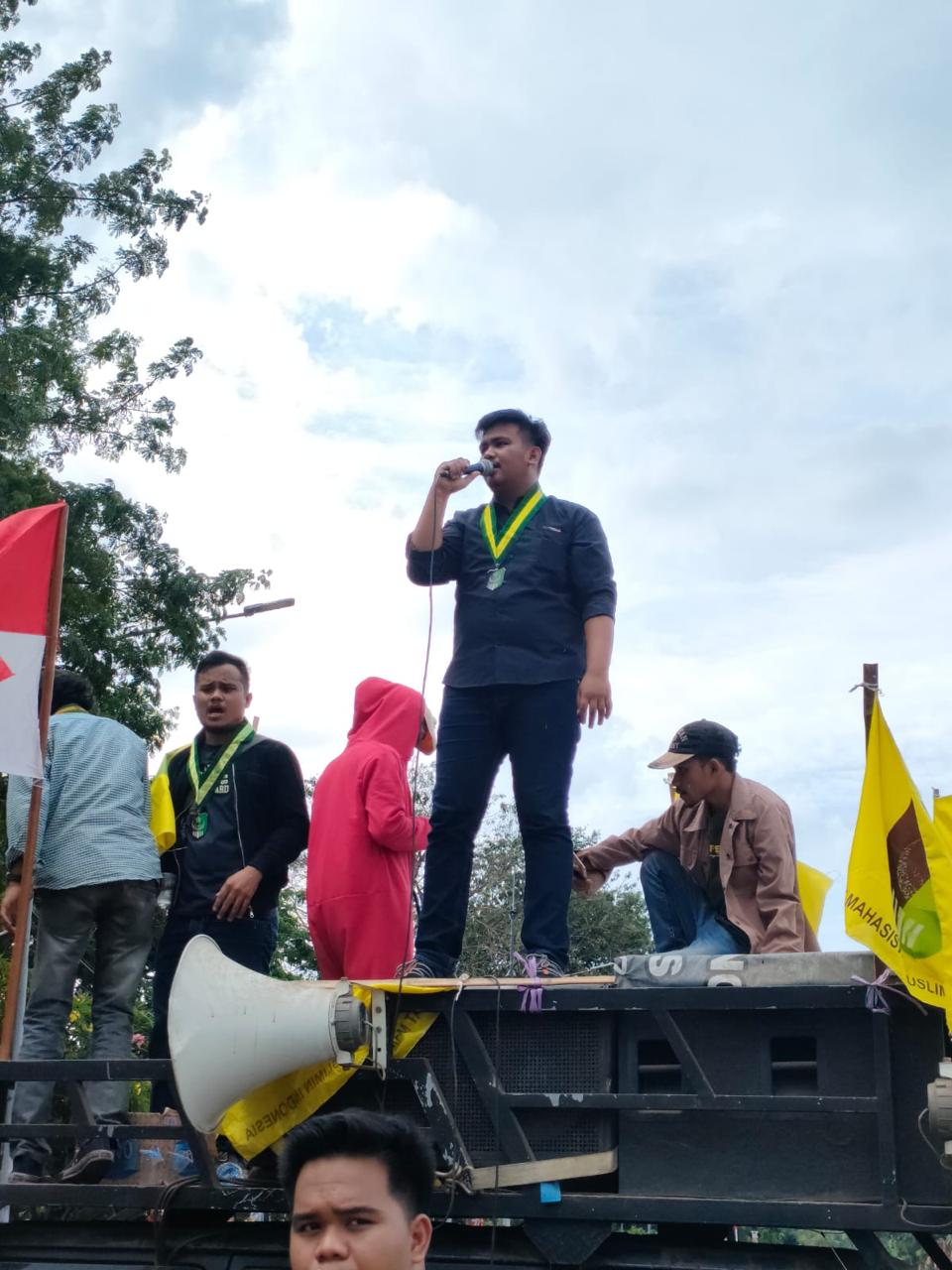 DEMISIONER KETUA UMUM PENGURUS WILAYAH SERIKAT MAHASISWA MUSLIMIN INDONESIA JAKARTA Sesalkan Insiden DEMO DARI BEM PNJ, Apresiasi Ketegasan dan Kesabaran Personel Kepolisian di Lapangan DEMISIONER KETUA UMUM PENGURUS WILAYAH SERIKAT MAHASISWA MUSLIMIN INDONESIA JAKARTA Sesalkan Insiden DEMO DARI BEM PNJ, Apresiasi Ketegasan dan Kesabaran Personel Kepolisian di Lapangan