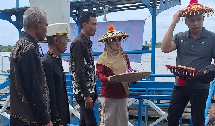 Tempong Tawar Kutai Mulawarman Warnai Kunjungan Kerja KLH RI di Kawasan Habitat Pesut Mahakam