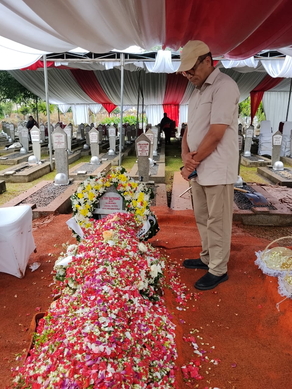 Pemakaman Almahrum Tri Sutrisno di Hadiri Presiden RI Prabowo Subianto dan Mario Pemakaman Almahrum Tri Sutrisno di Hadiri Presiden RI Prabowo Subianto dan Mario
