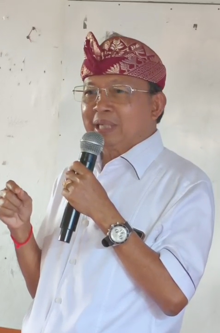 “Saya Pernah Makan Nasi Jagung…” — I Wayan Koster Bikin Siswa Terdiam, Lalu Kucurkan Bantuan: Negara Tak Boleh Tinggalkan Rakyat Kecil