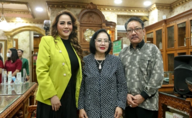 Diawali Santunan Anak Yatim, Nita Thalia Langsung Jalani Operasi Facelift di Klinik Bedah Plastik Queen Sunter Diawali Santunan Anak Yatim, Nita Thalia Langsung Jalani Operasi Facelift di Klinik Bedah Plastik Queen Sunter