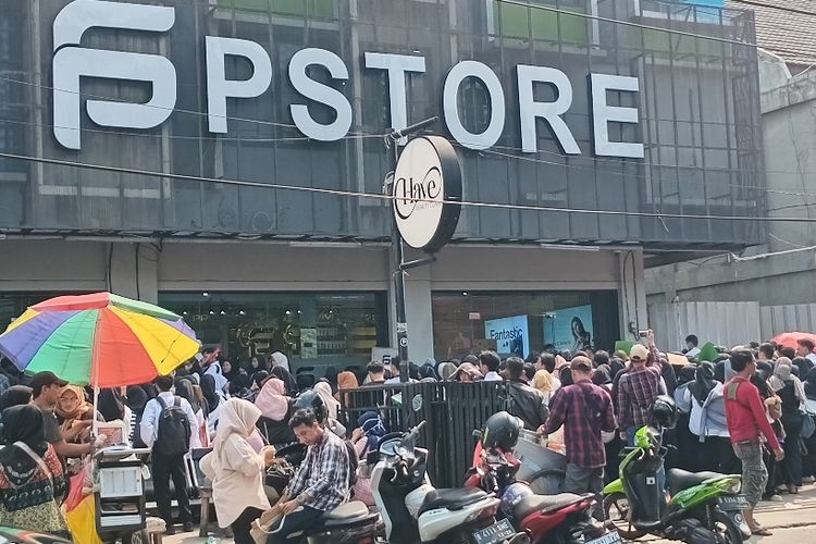 Putra Siregar Dikenal Kerap Bagi-Bagi Hadiah HP dan Sembako