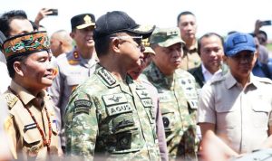 Panglima TNI Dampingi Menhan RI Tinjau Penertiban Lahan Tambang di Kalteng Panglima TNI Dampingi Menhan RI Tinjau Penertiban Lahan Tambang di Kalteng
