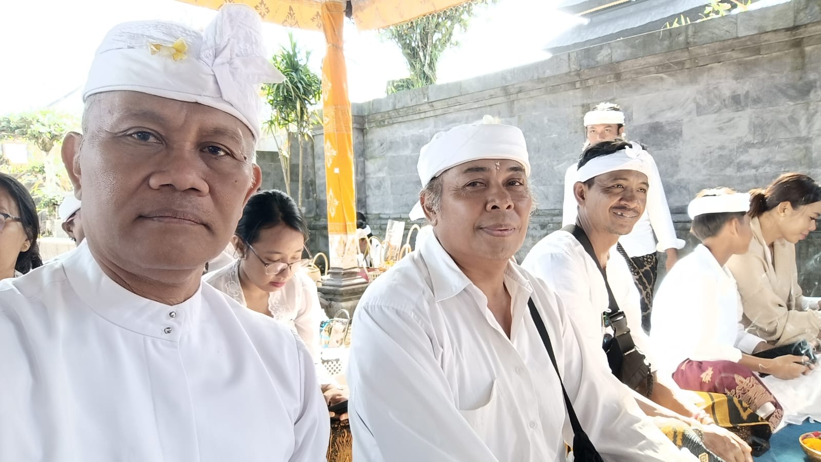 Penganyar Tuntas di Pura Besakih, AKDBA Buleleng Pererat Ikatan Spiritual dan Kekeluargaan