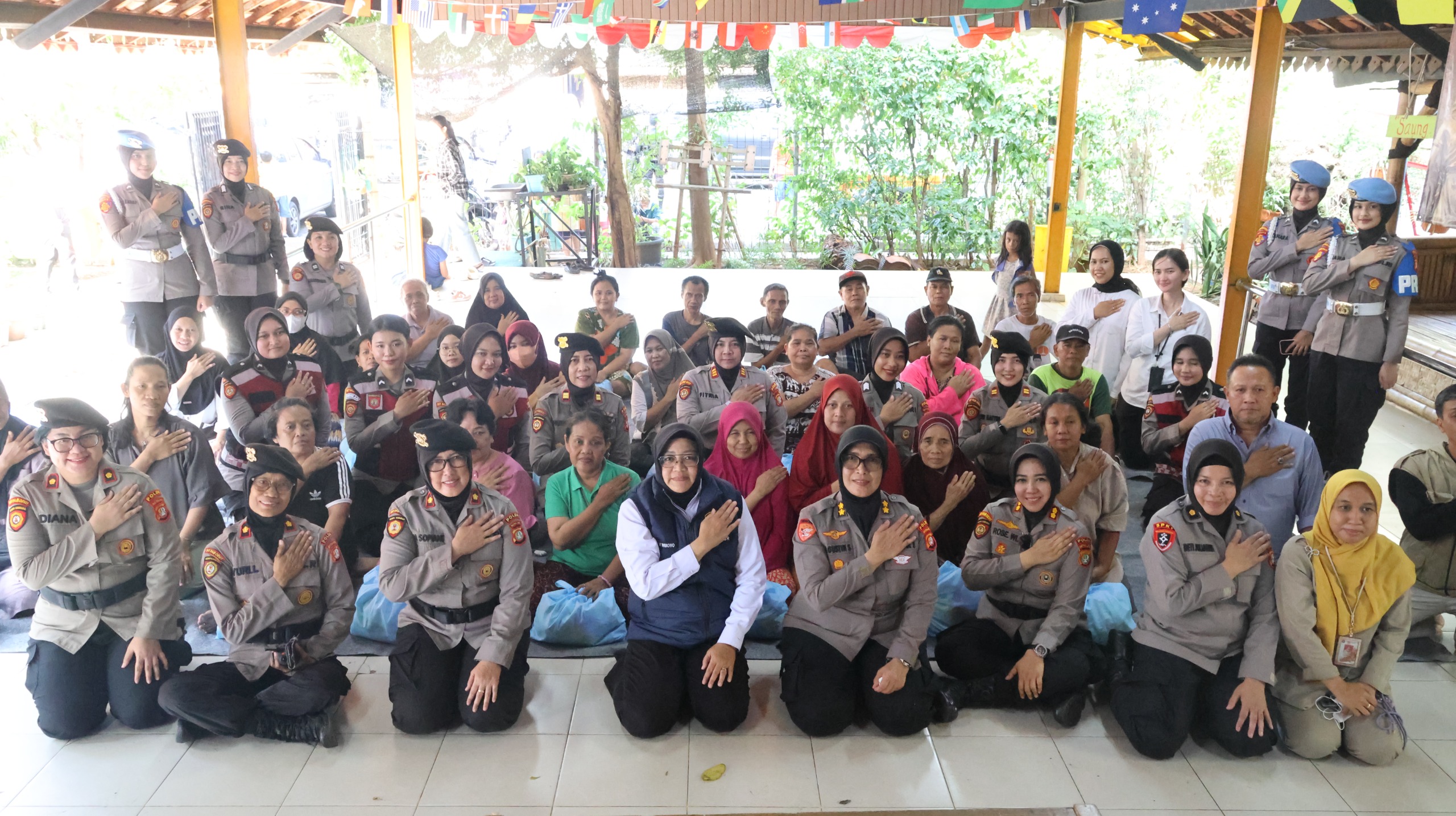Dalam Semangat Hari Kartini, Polwan Polda Metro Jaya dan Polres Metro Jajaran Gelar Patroli Kamtibmas dan Bakti Sosial