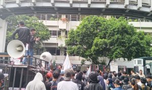 Ratusan Massa LSM PEMUDA Demo di PUPR, Berujung Audiensi dan Tuntutan Reformasi Ditjen SDA Ratusan Massa LSM PEMUDA Demo di PUPR, Berujung Audiensi dan Tuntutan Reformasi Ditjen SDA